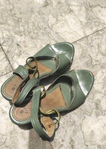 Green Ladies Sandal Size 5