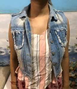 SLEEVE LESS SHORT DENIM JACKET