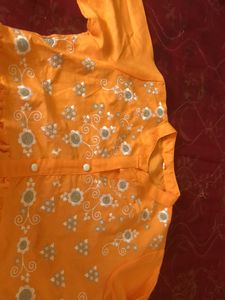 kurti orange 40-42 size ko a jayegi