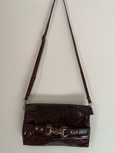 faux-crocodile leather n Horsebit buckle Sling