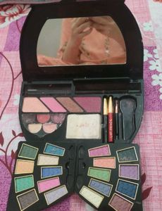 💅Handy And Travel Friendly Make Up Set💅