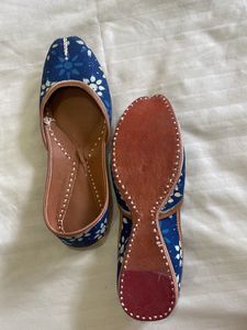 Blue Floral Print Juttis