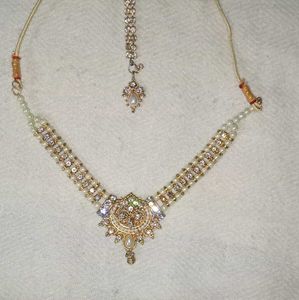 Elegant chain and Maang Tikka