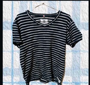 STRIPED TSHIRT CAN BE WORN BY BOTH MEN AND WOMEN