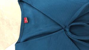 It&#39;s A Crop Deep Line Top