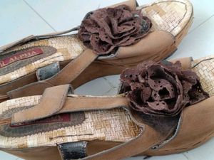 R Alpha Brown Flower Sandals