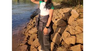 Green Cropped T-shirt, With Round Neckline And Raglan Sleeve