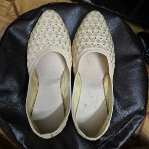 Embroidered Cream Jutti