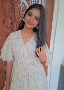 Strechable White floral frock🌷