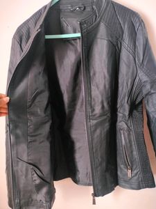 BLACK LEATHER JACKET