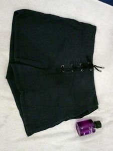 Cute Black Shorts With Tread Style