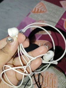 HEADPHONES AND 2 EARBUDS