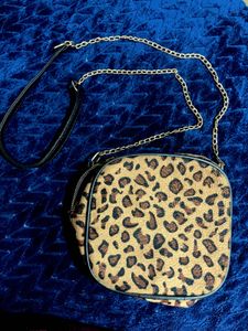 Leopard Sling Bag 🤎