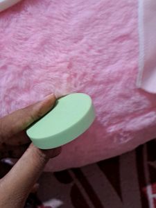 1 Beauty Blender And Two Puffs