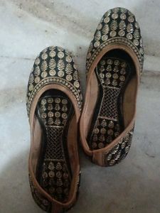 Embroidered Black Juttis