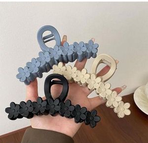 🖤flower hair claw pack of 3🖤
