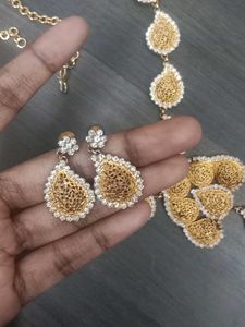 Elegant Gold-Tone Necklace &amp; Earrings