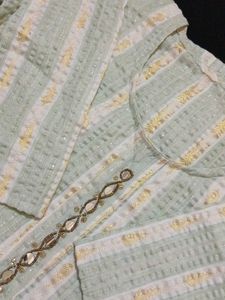 Elegant Kurta with Delicate Detailing