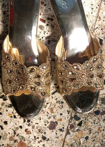 Sparkling Golden Embellished sandel👡