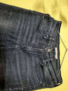 Levi&#39;s 721 High Rise Skinny Jeans -Size 28 (Black