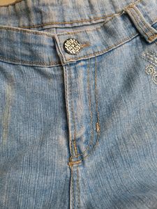 Jeans For Women Waist Size 32 and Length is 40