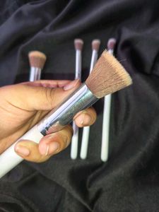 Huda Girl Professional White Makeup Brush