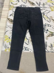 Levi’s Black Ankle Jean For Women