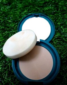 STAY QUIRKY COMPACT POWDER 💄