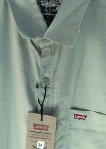 Levi&#39;s Classic Button-Down Shirt