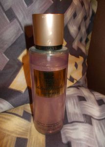 ✨Victoria’s Secret Velvet Petals Shimmer Mist✨️