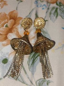 Set of 7 earrings and 1 necklace
