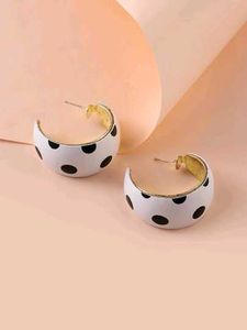 A PAIR OF KOREAN STYLE EARINGS
