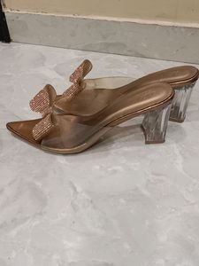 Golden Beautiful 3 Inch Heels: Size (8)