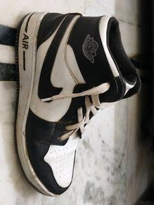 Air Jordan 1 Mid - Black &amp; White