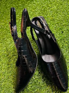 Chic Black Slingback Heels