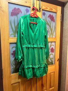 ELEGANT EMERALD GREEN RUFFLE DRESS M