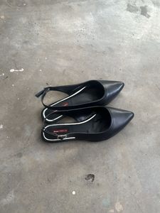 Chic Black Slingback Flats