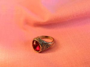 Vintage Red Gemstone Ring – Elegant &amp; Timeless