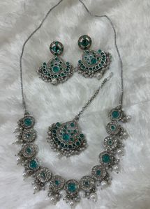 Unused Emerald Green Jewelry Set