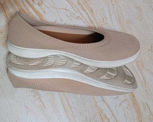 Very Light And Comfortable.