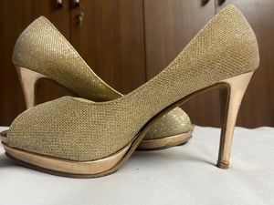 Peep-toes Golden Heels