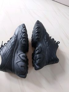 Unisex used Sneaker.