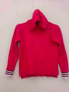 red colour ka girl sweater bahut  comfortable hota