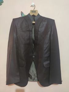 Arth Men Solid Single Breasted Blazer With Tie