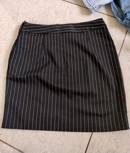H&amp;M Skirt mini Brand New