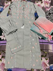 Beautiful Grey🤍Partywear Suit With Mirror Work