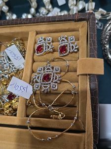 Rubia Pendant Set With Chain