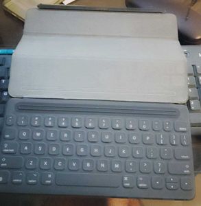 Apple Orginal iPad 8th Gen 10.2 Folio Keyboard Cas
