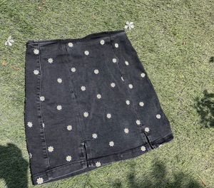 Cute black, daisy embroidery denim skirt🌼