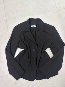Chic Black Blazer 🫶🏻( small defect not visible)